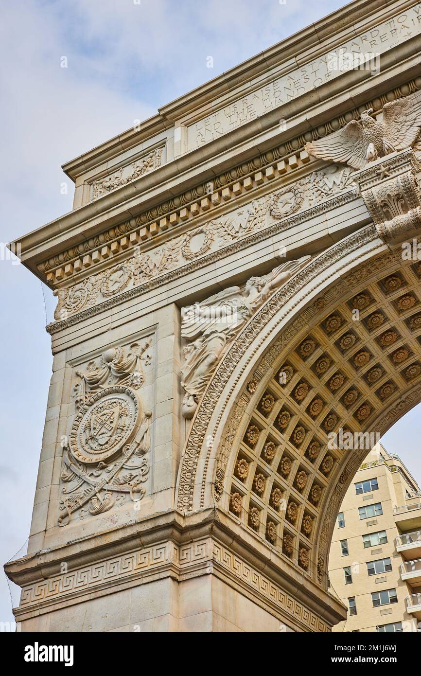 Détail du coin supérieur de l'arche calcaire du Washington Square Park à New York Banque D'Images