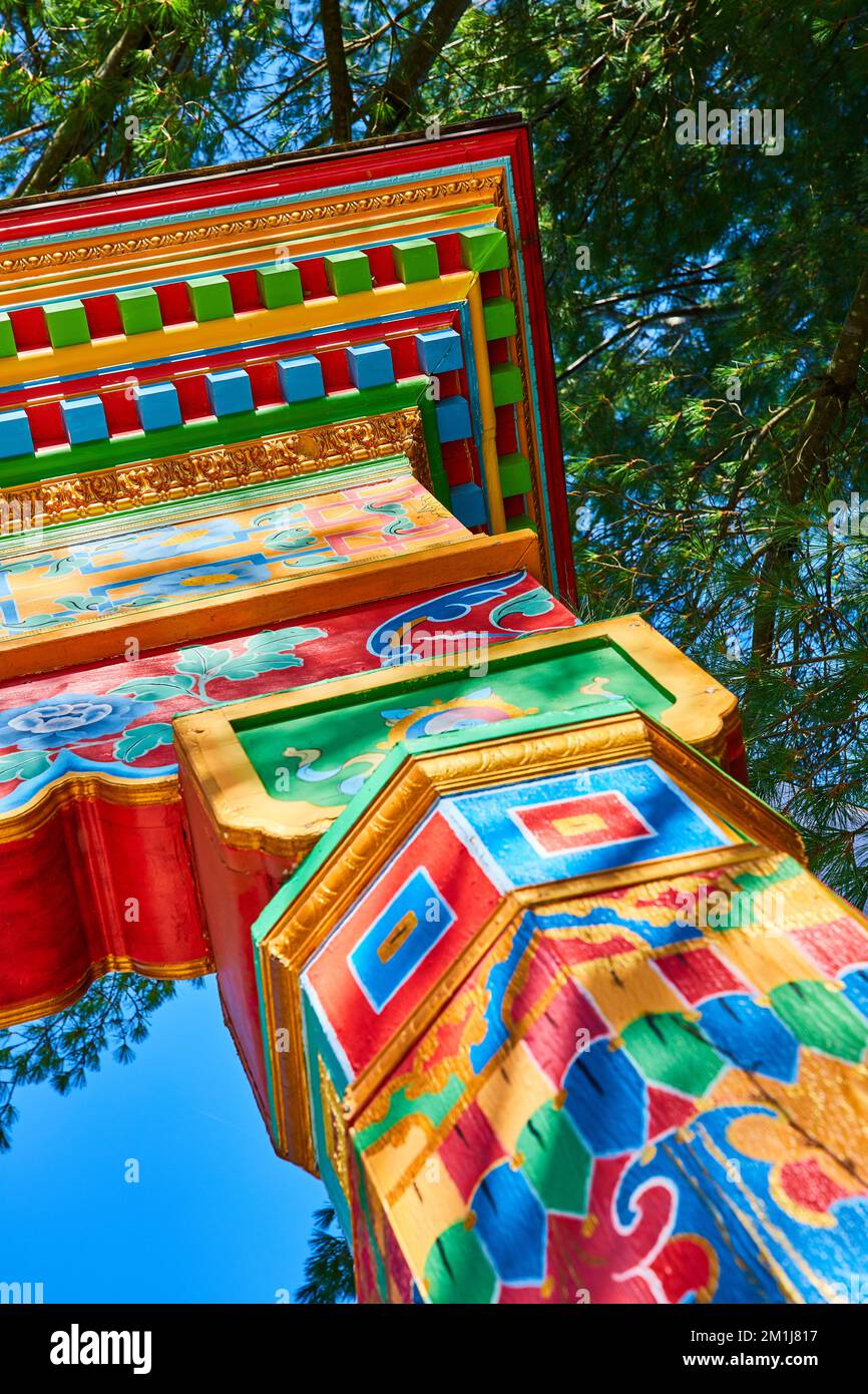 Poteaux colorés avec art bouddhiste tibétain mongol à la porte Banque D'Images