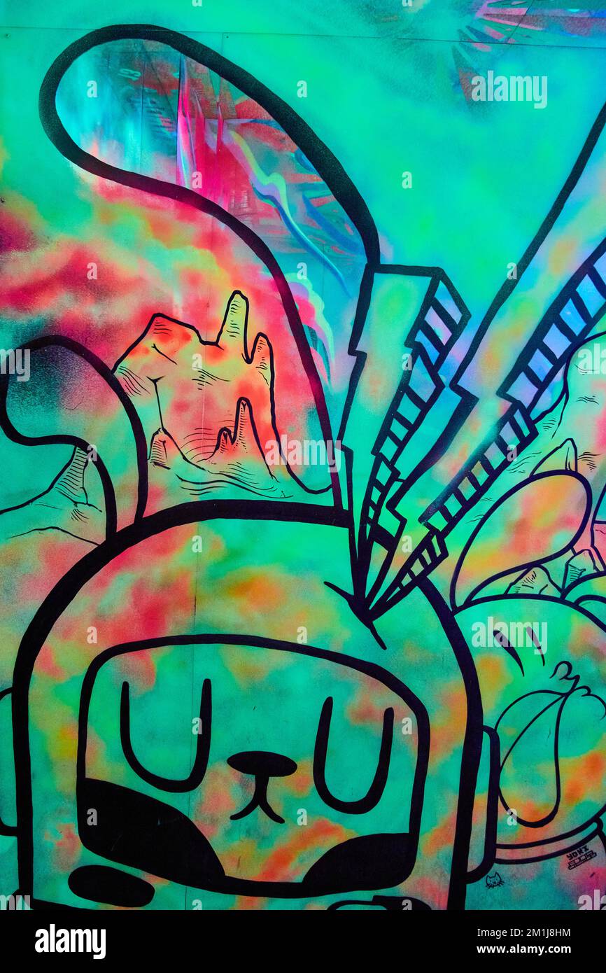Mur lumineux avec des œuvres d'art noires de caractère et de foudre Banque D'Images