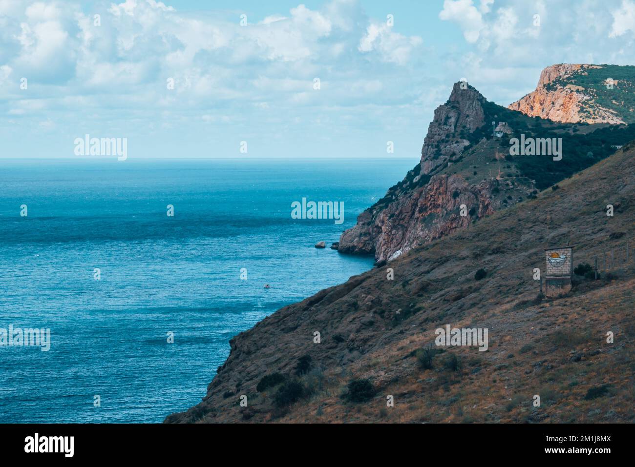 Une falaise, une mer et un ciel bleu. Banque D'Images