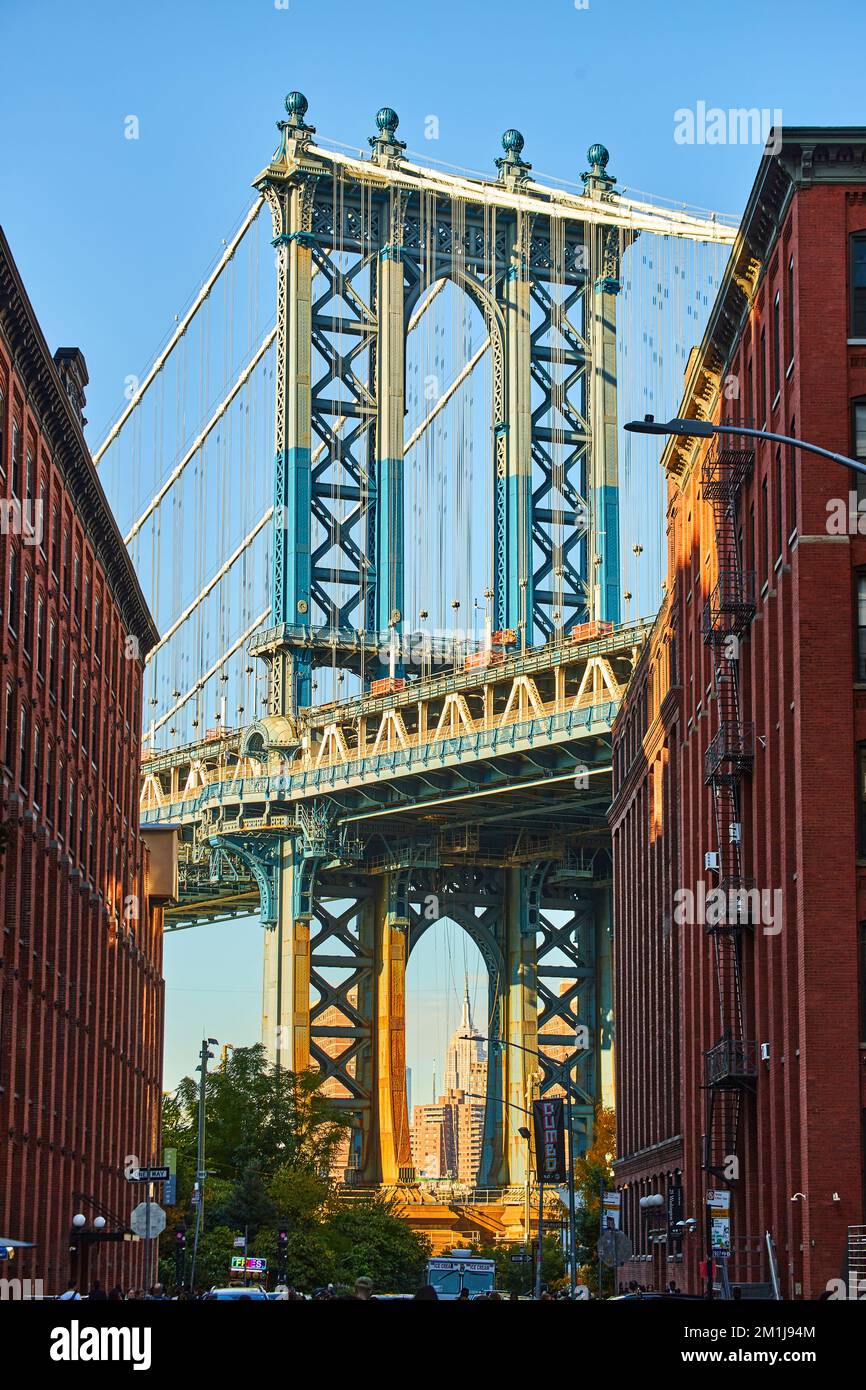 Pont ensoleillé de Manhattan depuis Brooklyn New York City entre deux bâtiments en briques Banque D'Images