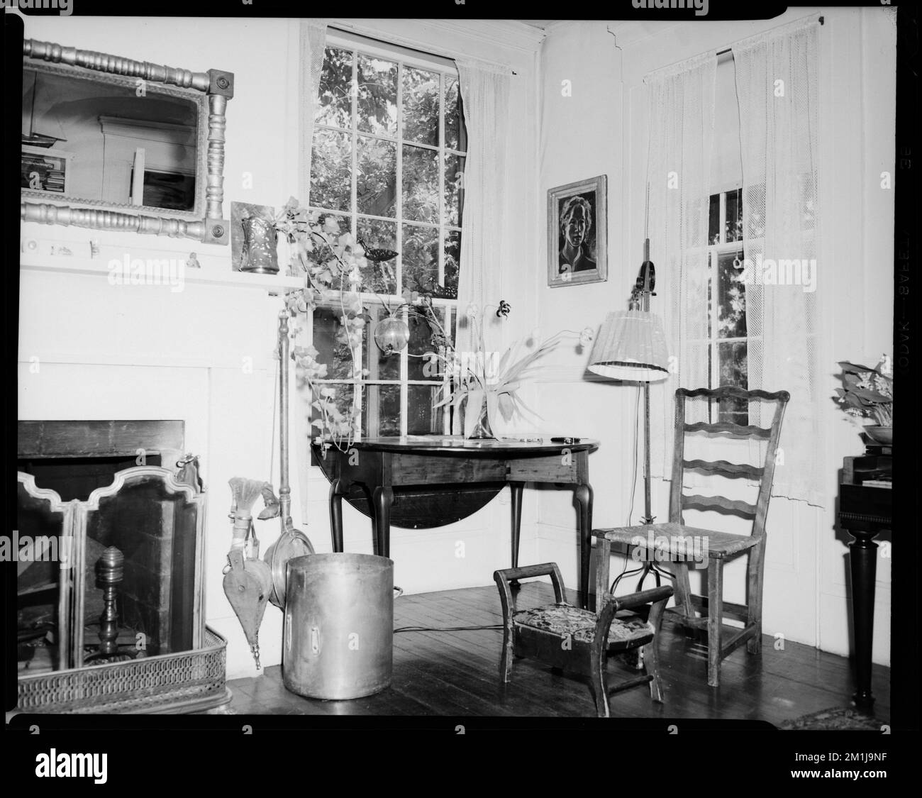 52, rue Eliot, Ja. 4-1911. Fleurs de wisteria , fenêtres, fleurs, tables. Collection Leon Abdalian Banque D'Images