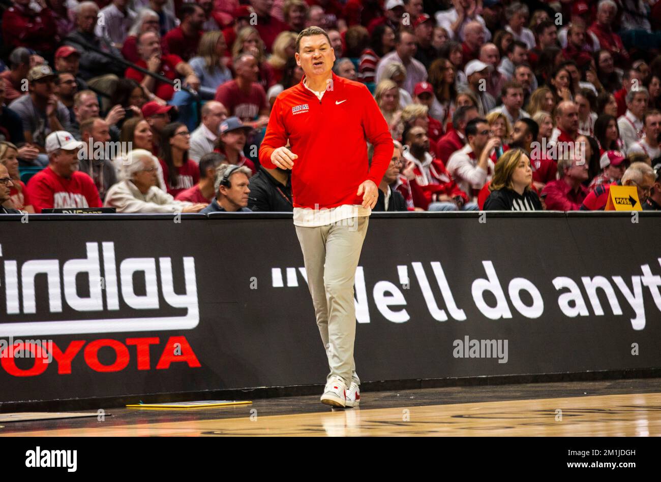 10 décembre 2022 Las Vegas, Nevada, États-Unis Tommy Lloyd, entraîneur en chef de l'Arizona, appelle à l'Arizona offense lors du match de basket-ball NCAA The Clash pour hommes entre Arizona Wildcats et Indiana Hoosiers. L'Arizona a battu l'Indiana 89-75 au MGM Grand Garden Arena de Las Vegas, Nevada. Thurman James/CSM Banque D'Images