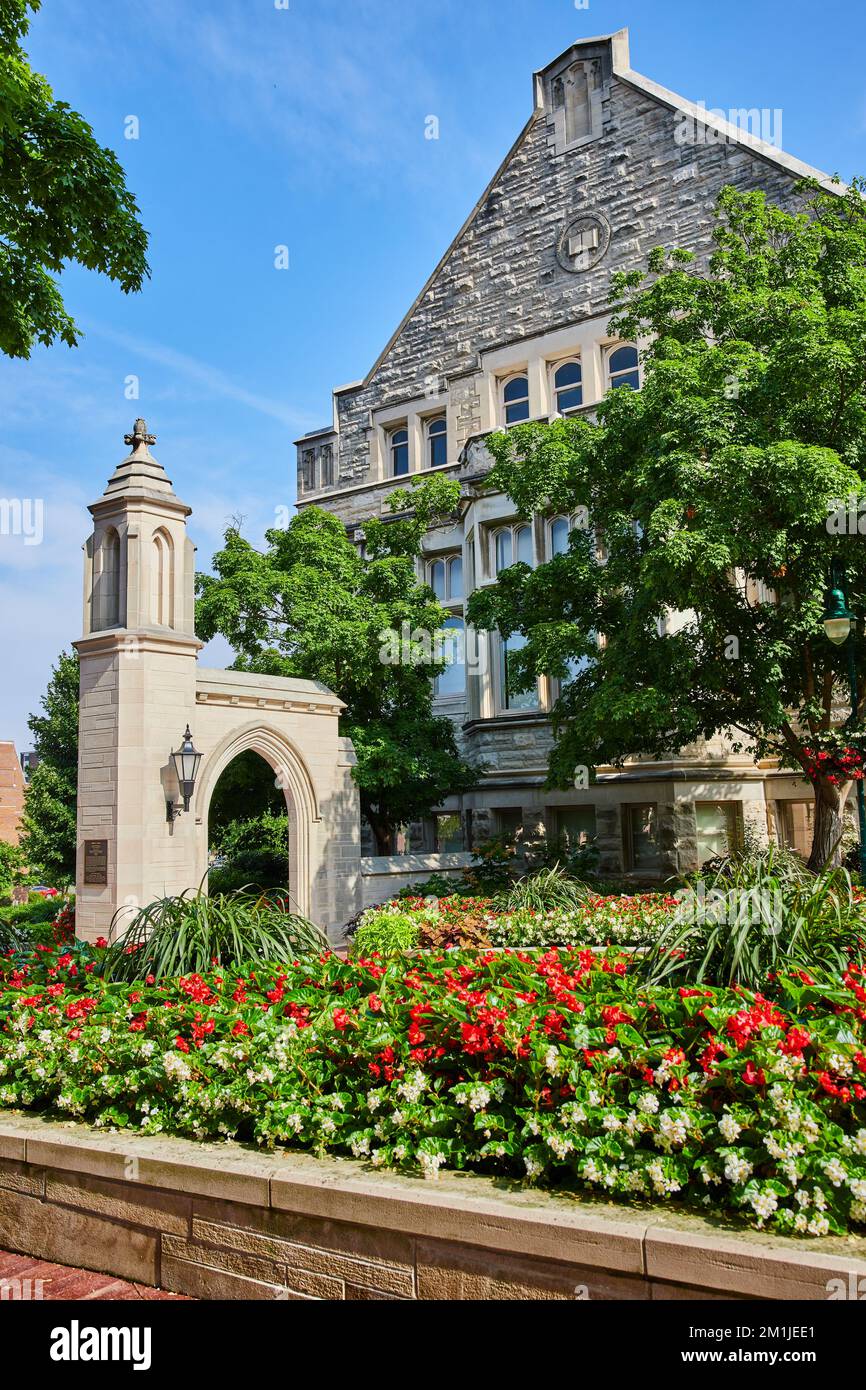 Fleurs d'été rouges par Sample Gates entrée à l'université de l'Indiana Banque D'Images