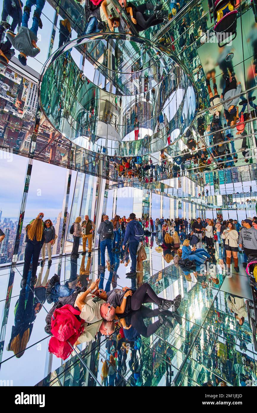 Toit en gratte-ciel sommet un miroir salles de verre avec des touristes et des ouvertures circulaires Banque D'Images