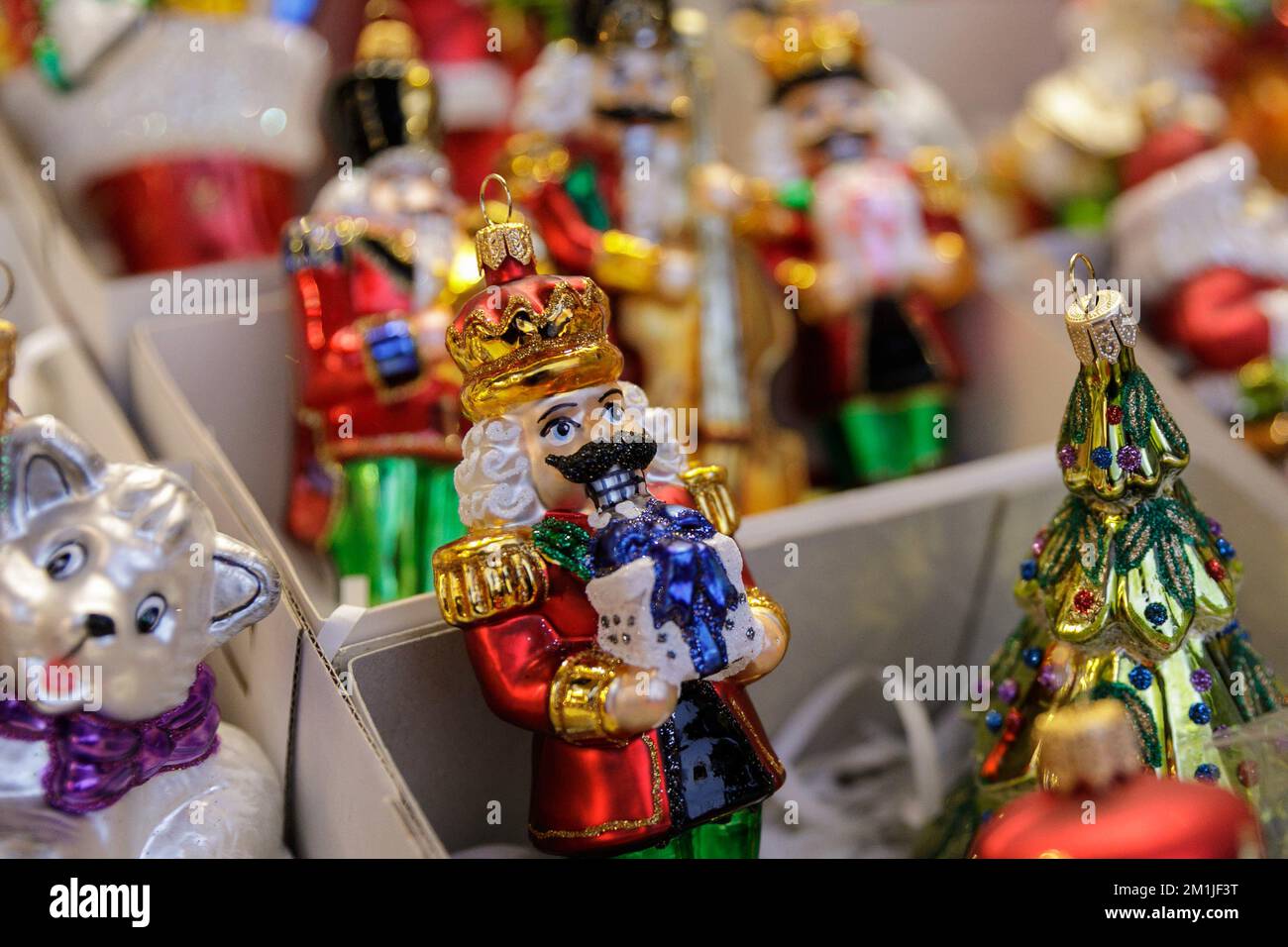 Les décorations d'arbres de Noël sont vues au stand de la foire pendant la  foire de Noël de Gdansk. Selon le classement des meilleurs marchés de Noël  en Europe sur le site