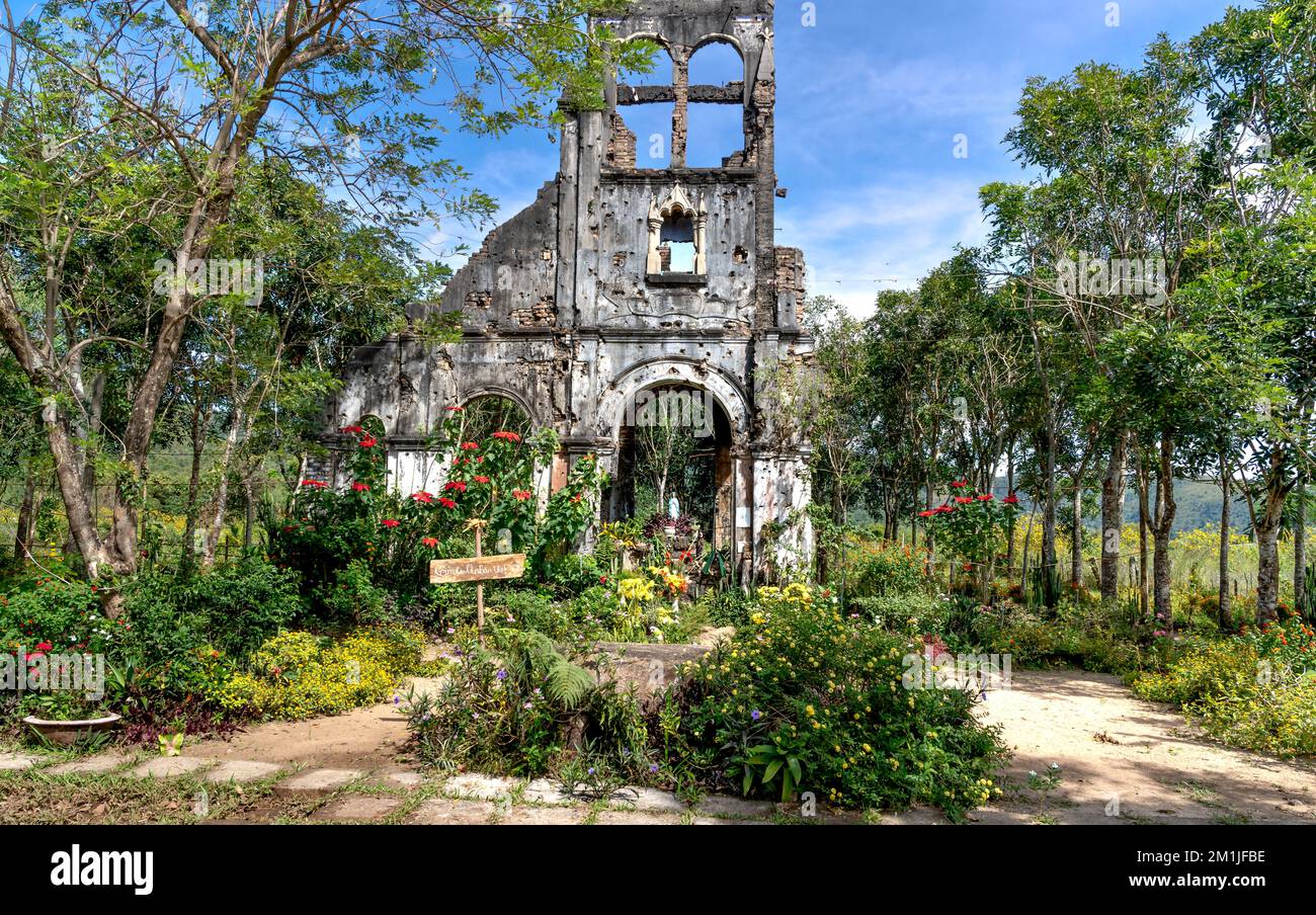 Chu Dang Ya commune, Chu PAH district, province de Gia Lai, Vietnam - 7 novembre 2022: Vestiges d'une ancienne église de plus de 100 ans. Après deca Banque D'Images