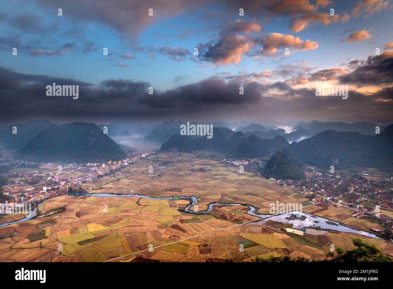 Aube dans la vallée de Bac son pendant la saison du riz mûr. Vue depuis le sommet de la montagne Na Lay, le quartier de Bac son, la province de Lang son, Vietnam Banque D'Images