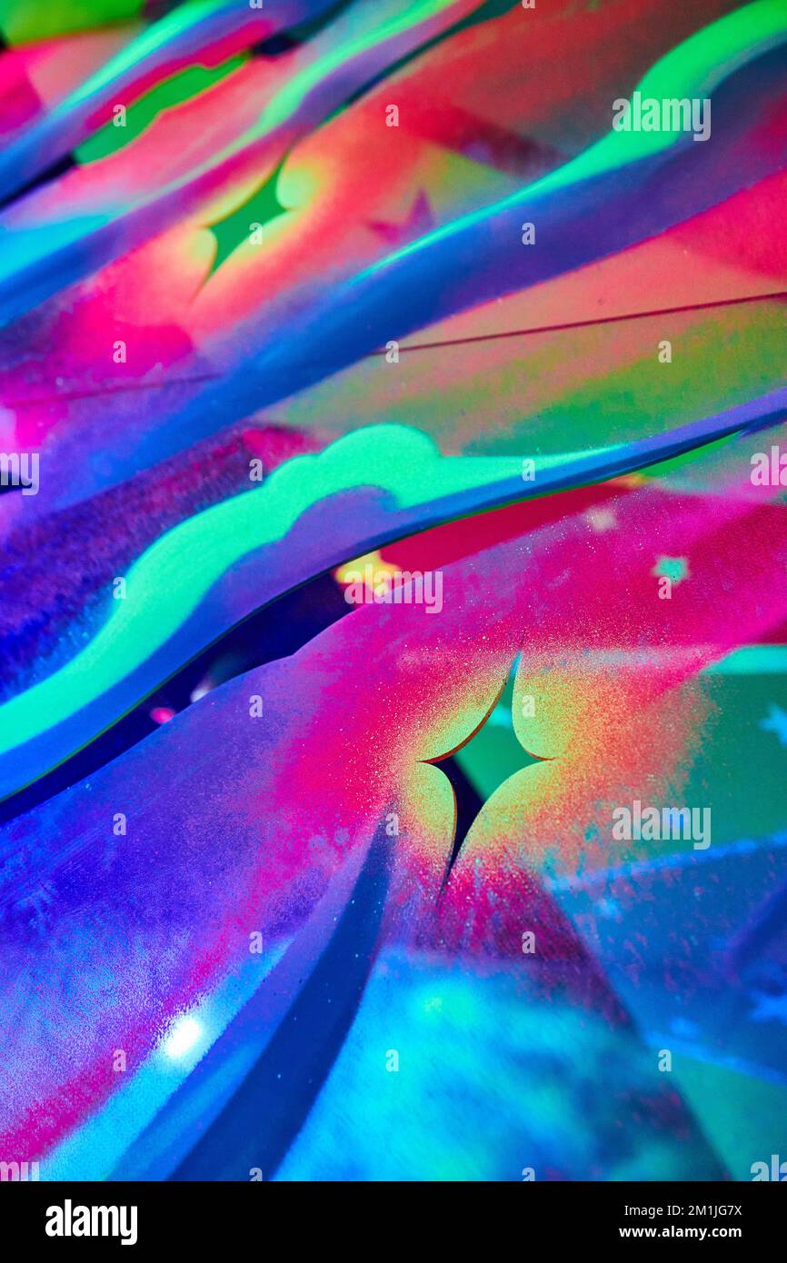 Détail de l'illustration en étoile sur un mur lumineux coloré avec des reflets Banque D'Images