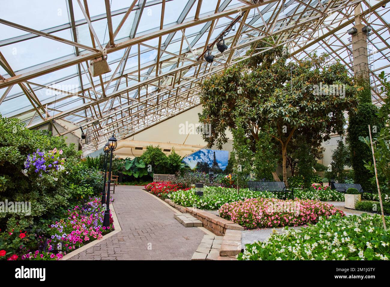 Sentiers pédestres à l'intérieur de grands jardins botaniques avec plafond en verre, thème français et art de la Tour Eiffel Banque D'Images