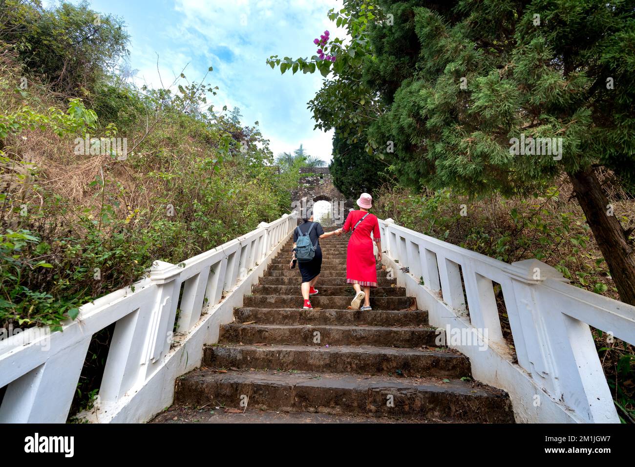 Province de Lang son, Vietnam - 14 novembre 2022: Les touristes visitent la  citadelle de la dynastie Mac à Tam Thanh, Lang son - c'est une relique  historique avec W Photo Stock - Alamy