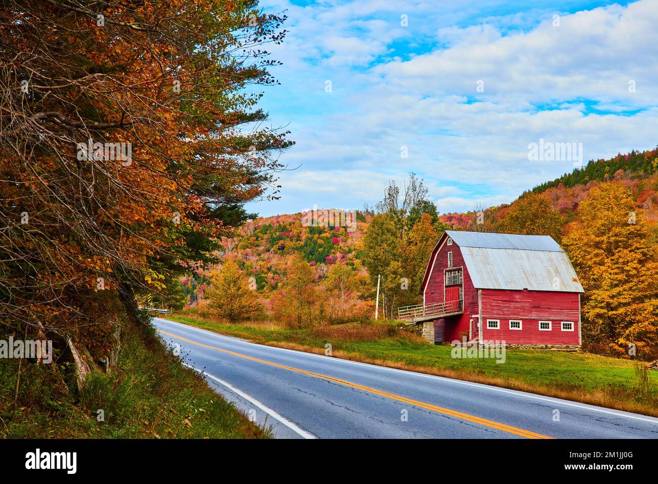 Grange rouge le long des routes du Vermont en pleine chute Banque D'Images