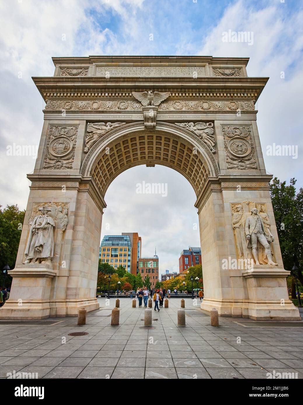 Immense panorama de Washington Square Park Arch à New York City avec des touristes en arrière-plan Banque D'Images