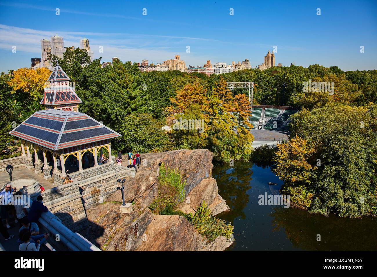 Structure moderne du château dans Central Park New York City au-dessus de l'étang Banque D'Images