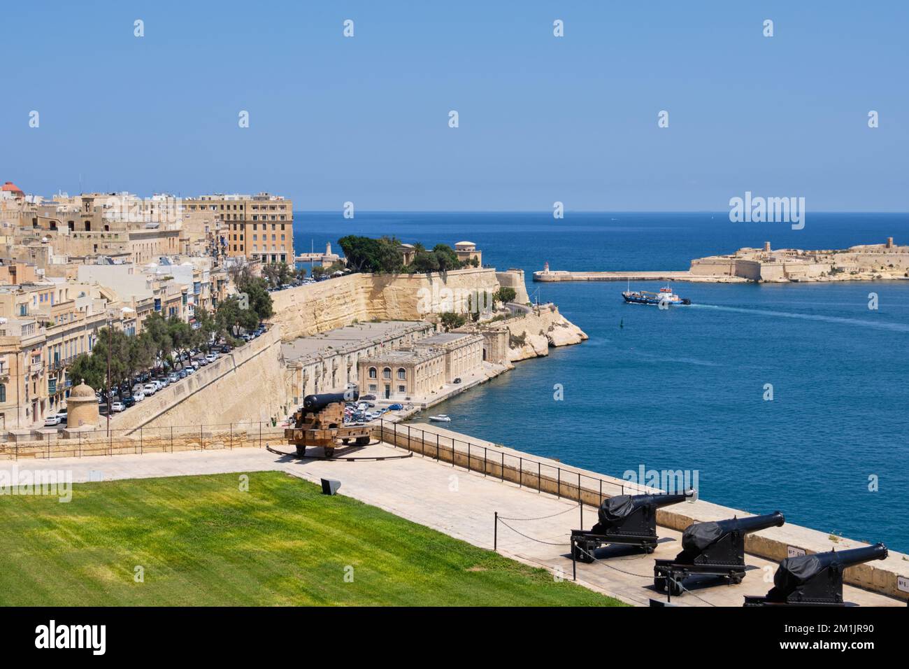 Vue panoramique sur le Grand Port et les murs fortifiés depuis les jardins de la haute-Barrakka - la Valette, Malte Banque D'Images