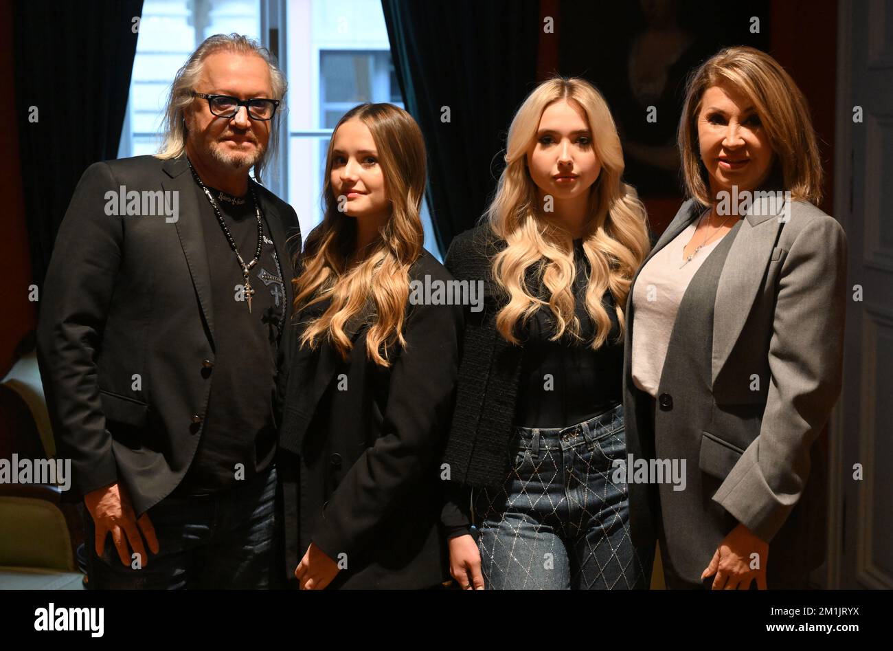 Munich, Allemagne. 08th décembre 2022. Robert Geiss(l-r), Davina Shakira Geiss, Shania Tyra Geiss et Carmen Geiss, photographiés au début d'une nouvelle saison du savon docu "les Geisses - Une famille terriblement glamour" au Bayerischer Hof. Cela commence sur 2 janvier sur RTLzwei. Credit: Felix Hörhager/dpa/Alay Live News Banque D'Images