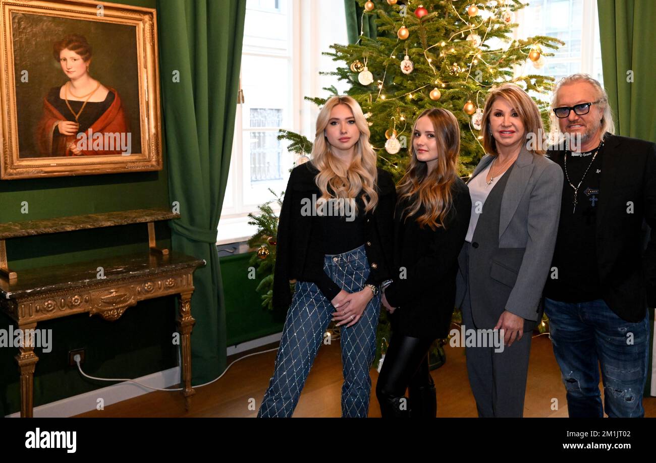Munich, Allemagne. 08th décembre 2022. Shania Tyra Geiss (l-r), Davina Shakira Geiss, Carmen et Robert Geiss, filmé au début d'une nouvelle saison du docu-SOAP "The Geisses - Une famille terriblement glamour" au Bayerischer Hof. Il commence sur 2 janvier sur RTLzwei. Credit: Felix Hörhager/dpa/Alay Live News Banque D'Images