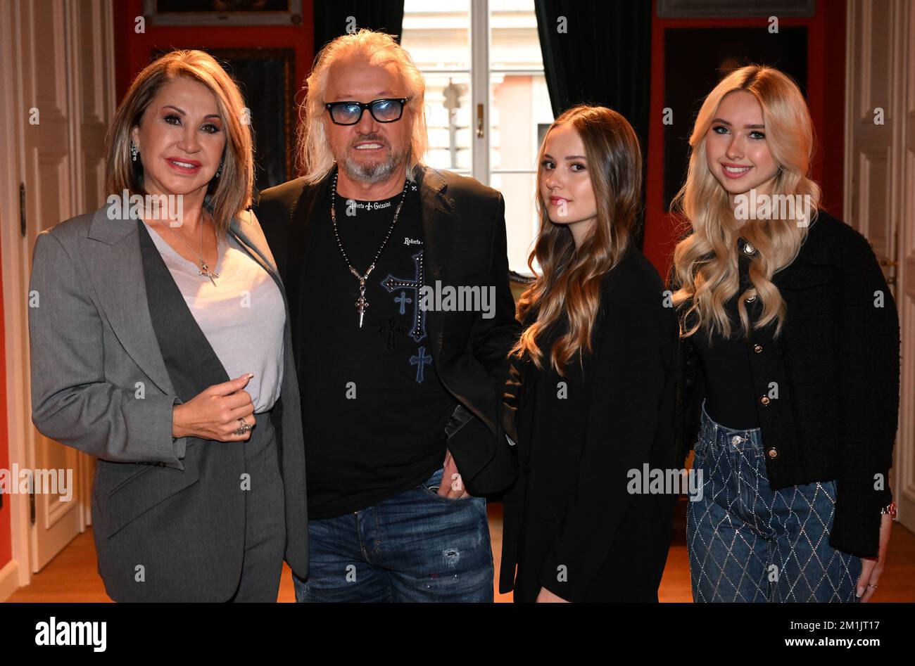 Munich, Allemagne. 08th décembre 2022. Carmen Geiss (l-r), Robert Geiss, Davina Shakira Geiss et Shania Tyra Geiss, photographiés au début d'une nouvelle saison du savon docu "The Geiss - Une famille terriblement glamour" au Bayerischer Hof. Cela commence sur 2 janvier sur RTLzwei. Credit: Felix Hörhager/dpa/Alay Live News Banque D'Images