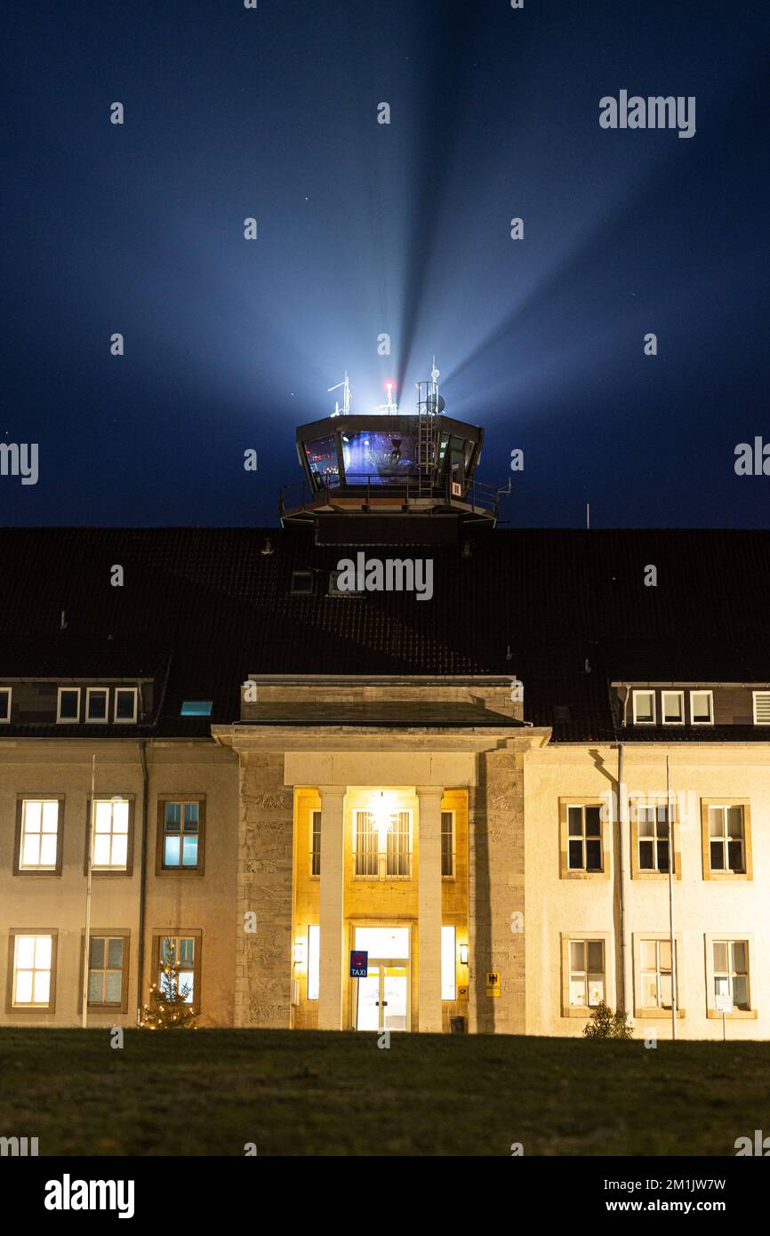 Brunswick, Allemagne. 12th décembre 2022. Le bâtiment principal de l'aéroport Braunschweig-Wolfsburg en soirée avec tour sur le toit. Credit: Michael Matthey/dpa/Alay Live News Banque D'Images