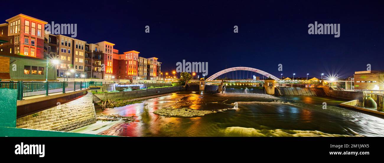 Rochester New York la nuit de la rivière et du pont Banque D'Images