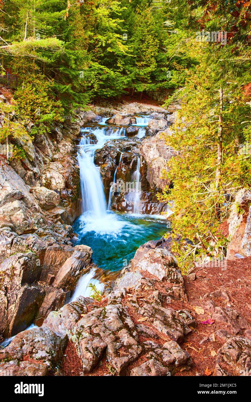 La forêt entoure de paisibles cascades bleues dans le canyon rocheux Banque D'Images