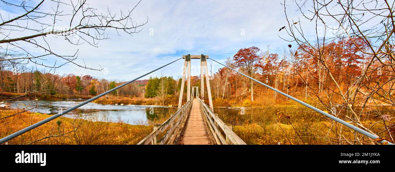 Panorama d'un long pont suspendu traversant le fleuve Michigan avec couleurs de feuillage d'automne Banque D'Images