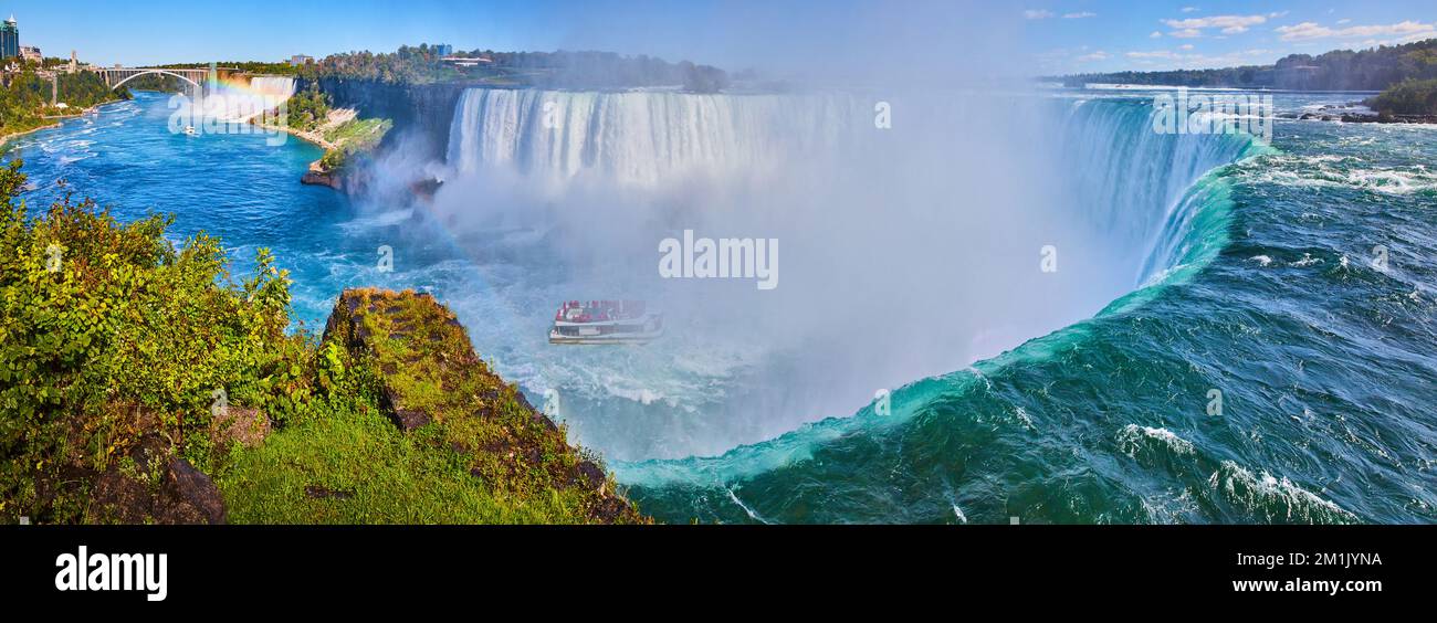 Large panorama en bordure des chutes Horseshoe présentant des chutes de taille et de brume avec un bateau touristique Banque D'Images