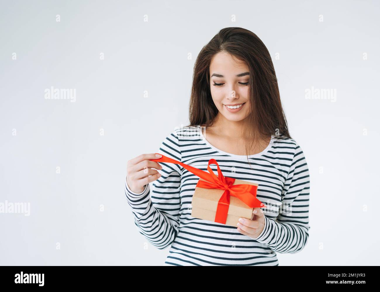 Portrait d'une jeune femme asiatique souriante avec boîte cadeau dans les mains sur fond blanc isolé Banque D'Images