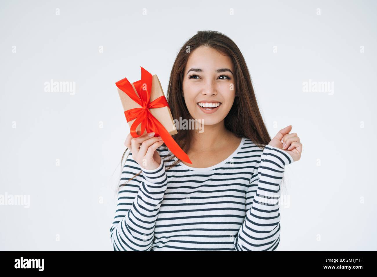 Portrait de jeune femme asiatique heureuse avec boîte cadeau dans les mains sur fond blanc isolé Banque D'Images