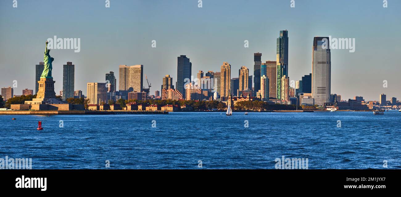 Vue panoramique sur la Statue de la liberté au coucher du soleil avec vue sur le New Jersey Banque D'Images