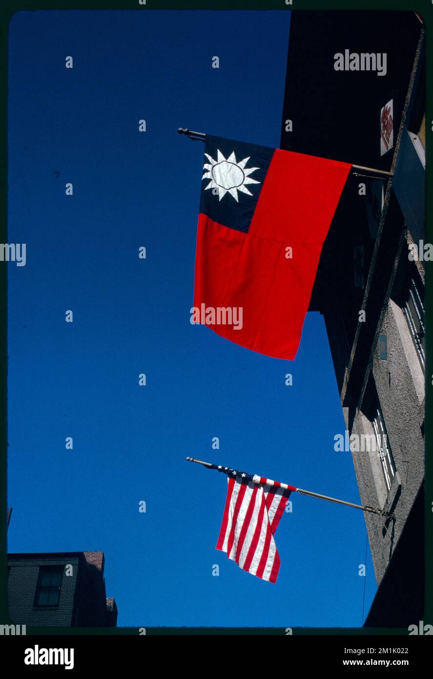Drapeau américain et drapeau de la République de Chine projetant du mur extérieur du bâtiment , drapeaux. Collection Edmund L. Mitchell Banque D'Images