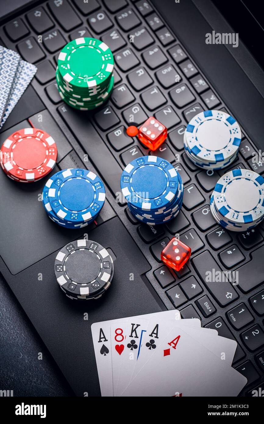 Poker en ligne. Jetons, cartes et dés clavier à proximité. Services de Paris sur Internet. Jeu sur le site Web et gagner de l'argent. Jouer au poker en ligne à la maison. Banque D'Images