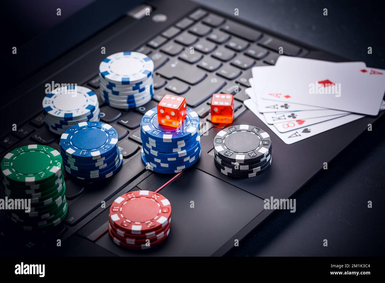 Poker en ligne. Jetons, cartes et dés clavier à proximité. Services de Paris sur Internet. Jeu sur le site Web et gagner de l'argent. Jouer au poker en ligne à la maison. Banque D'Images
