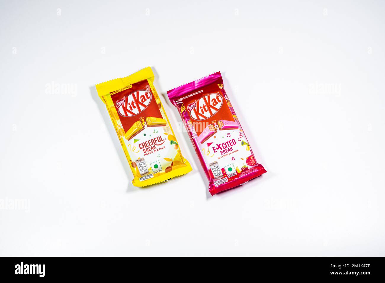 Nestle Kit-Kat Mango et mélanger la saveur des fruits sur fond blanc. Banque D'Images