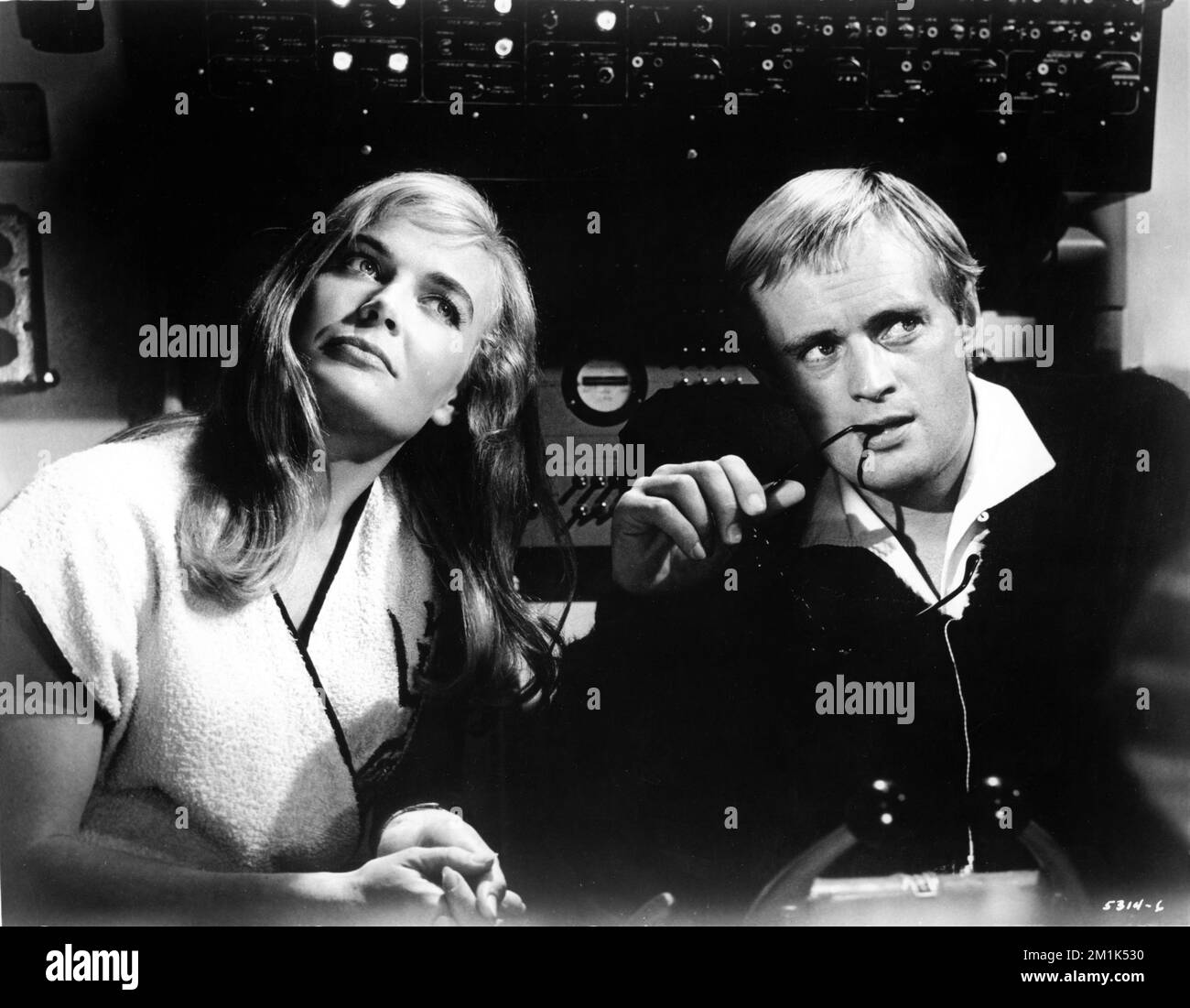 SHIRLEY EATON et DAVID McCallum dans LE MONDE ENTIER SOUS LA MER 1966 réalisateur / producteur ANDREW MARTON musique Harry Sukman Ivan tors Productions / Metro Goldwyn Mayer Banque D'Images