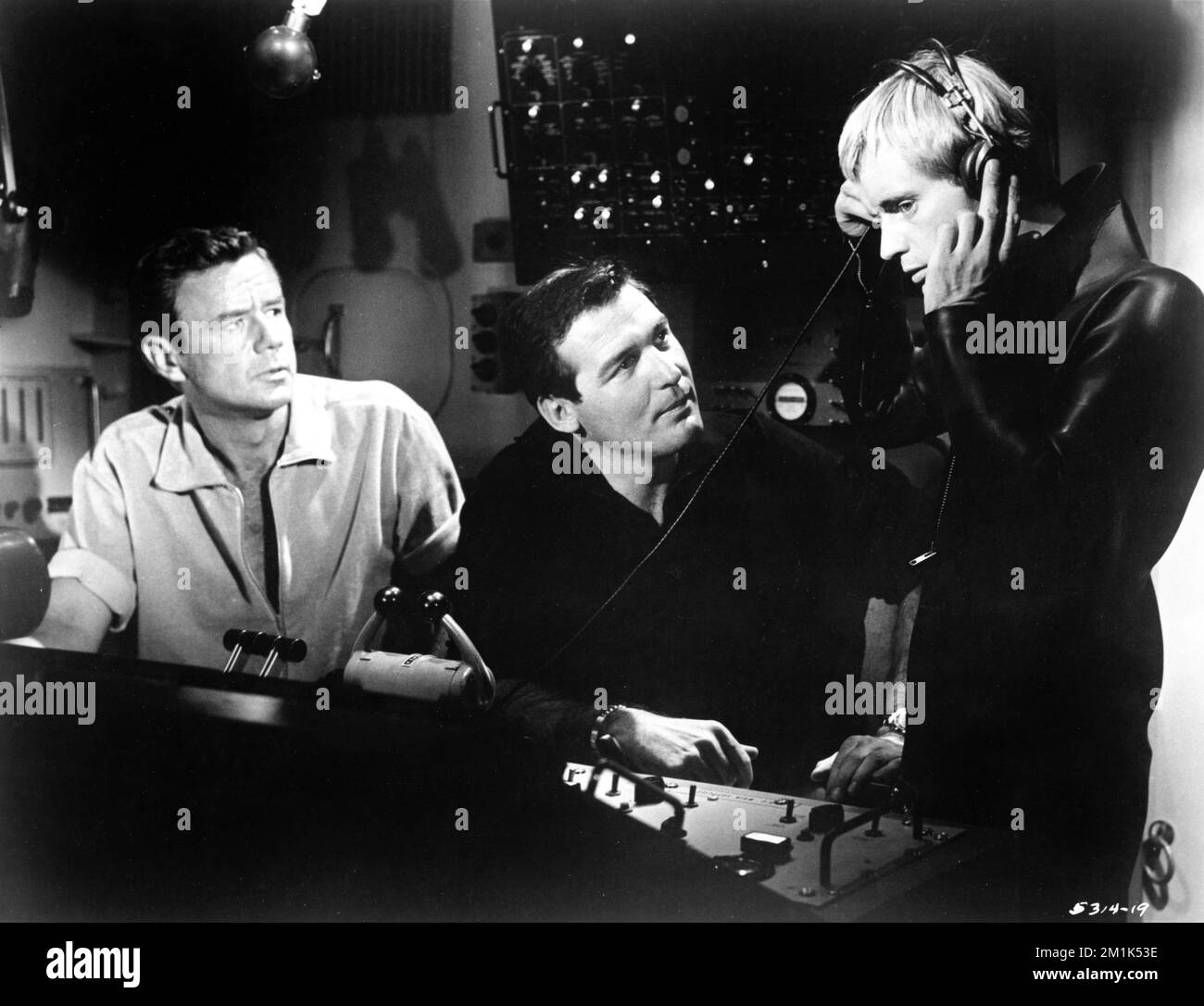 MARSHALL THOMPSON BRIAN KELLY et DAVID McCallum dans LE MONDE ENTIER SOUS LA MER 1966 réalisateur / producteur ANDREW MARTON musique Harry Sukman Ivan Ttors Productions / Metro Goldwyn Mayer Banque D'Images