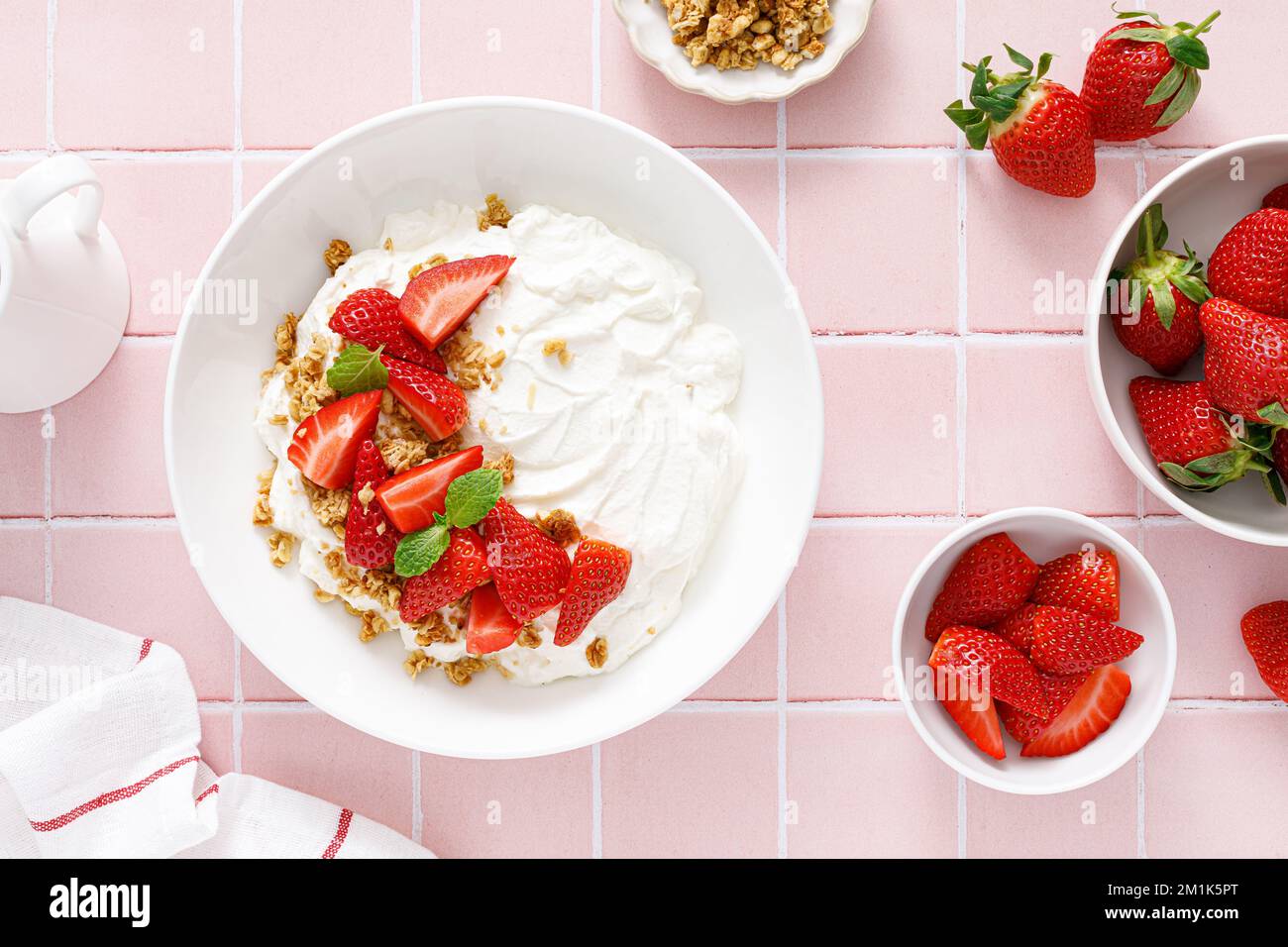 Yaourt à la fraise. Yaourt grec blanc Uni aux baies fraîches et au granola. Nourriture saine, petit déjeuner. Vue de dessus Banque D'Images