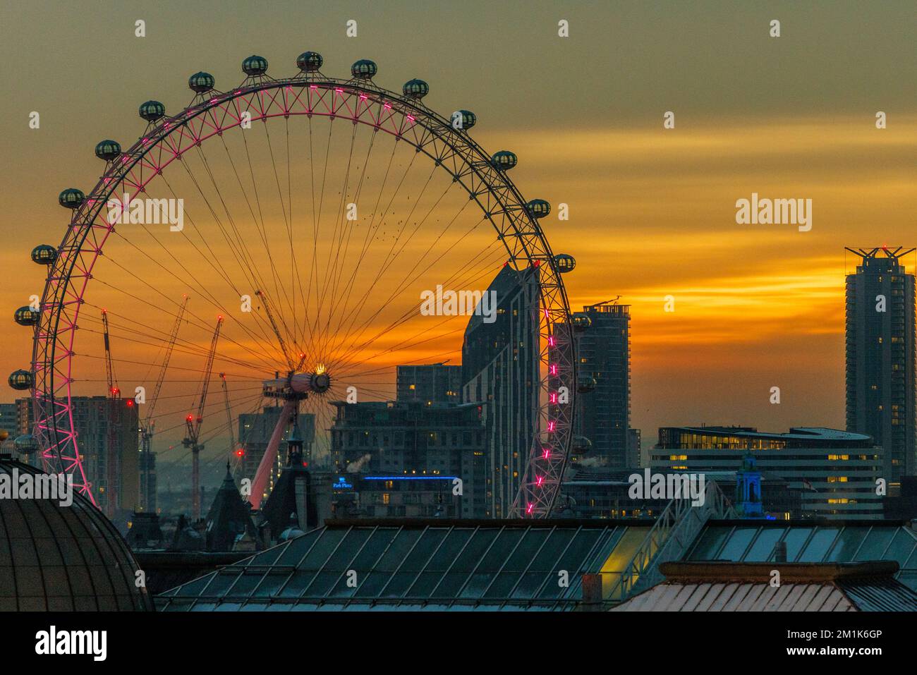 Londres, Royaume-Uni, 13th décembre 2022. L'aube commence à apparaître derrière la Cité de Londres et Westminster Banque D'Images