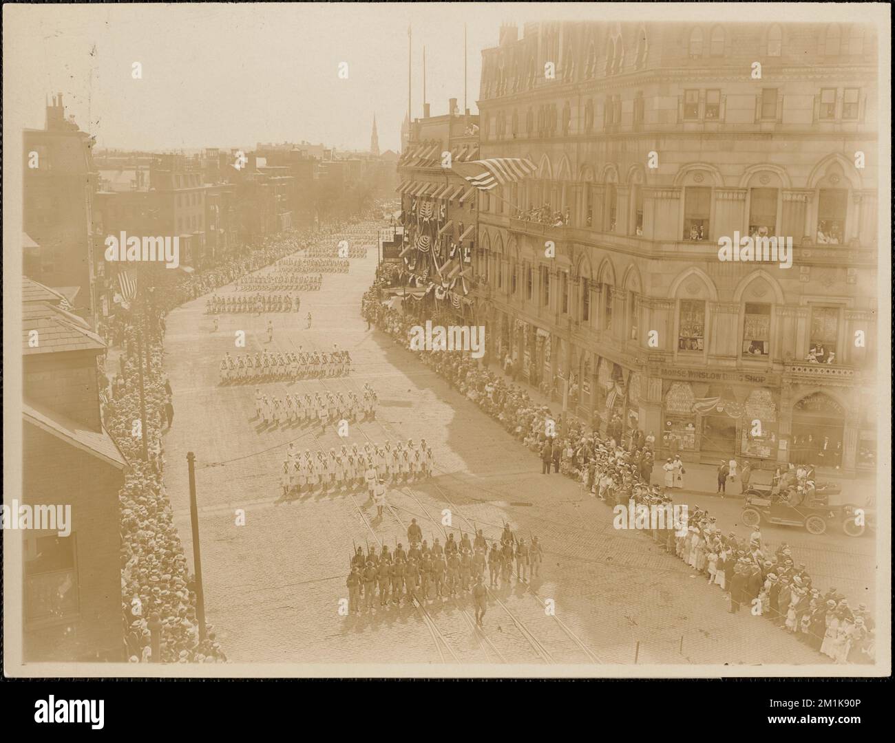 L'armée et la marine défilent, les premiers hommes à la première Guerre mondiale, Tremont Street à l'angle de Dover Street et Berkeley Street, défilés et cérémonies militaires, Guerre mondiale, 1914-1918. Collection Leon Abdalian Banque D'Images