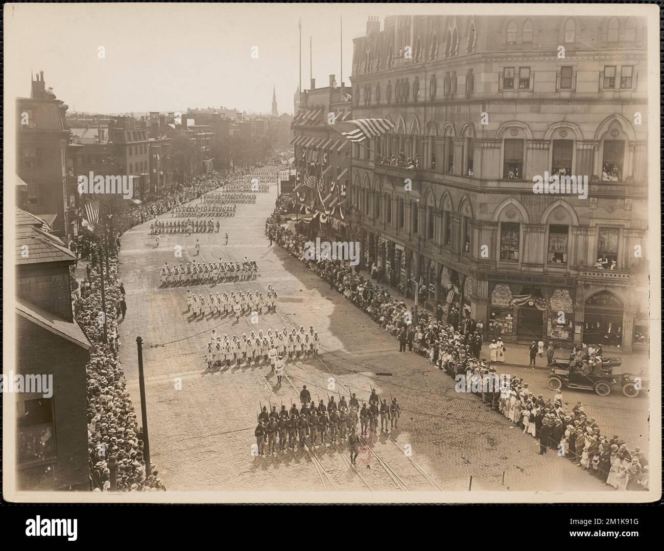 L'armée et la marine défilent, les premiers hommes à la première Guerre mondiale, Tremont Street à l'angle de Dover Street et Berkeley Street, défilés et cérémonies militaires, Guerre mondiale, 1914-1918. Collection Leon Abdalian Banque D'Images