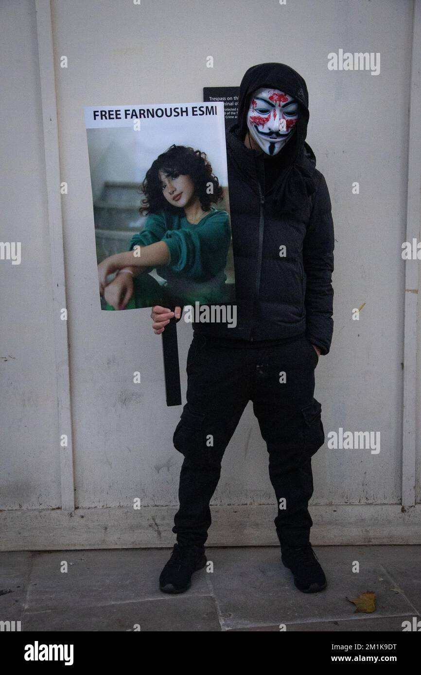 10 décembre 2022, n° 10, Londres: Un manifestant tenant une photo de Farnoush Esmi, un blogueur iranien de 18 ans arrêté par les forces de sécurité du régime. Banque D'Images