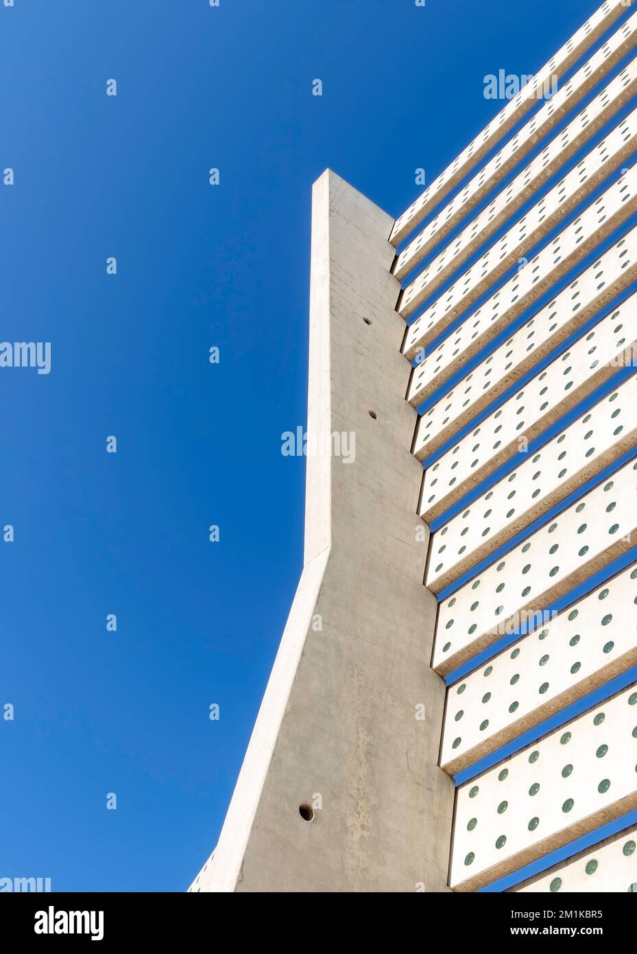 Détail de l'architecture moderne. Infrastructure verticale en béton sur ciel bleu. Concept de simplicité Banque D'Images