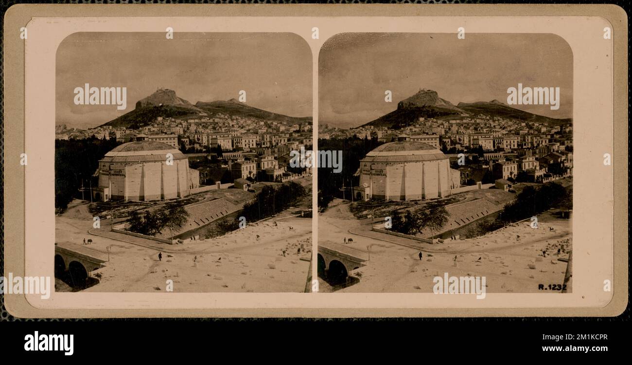 Alors. Blick zum Lykabettos vom Stadion aus - vue sur Lykabettos depuis le Stadion - vue du Stadion au Lycabettos - Vista del Stadio al Lycabeto , Villes et villages, montagnes. Collection Nicholas Catsimpolas Banque D'Images