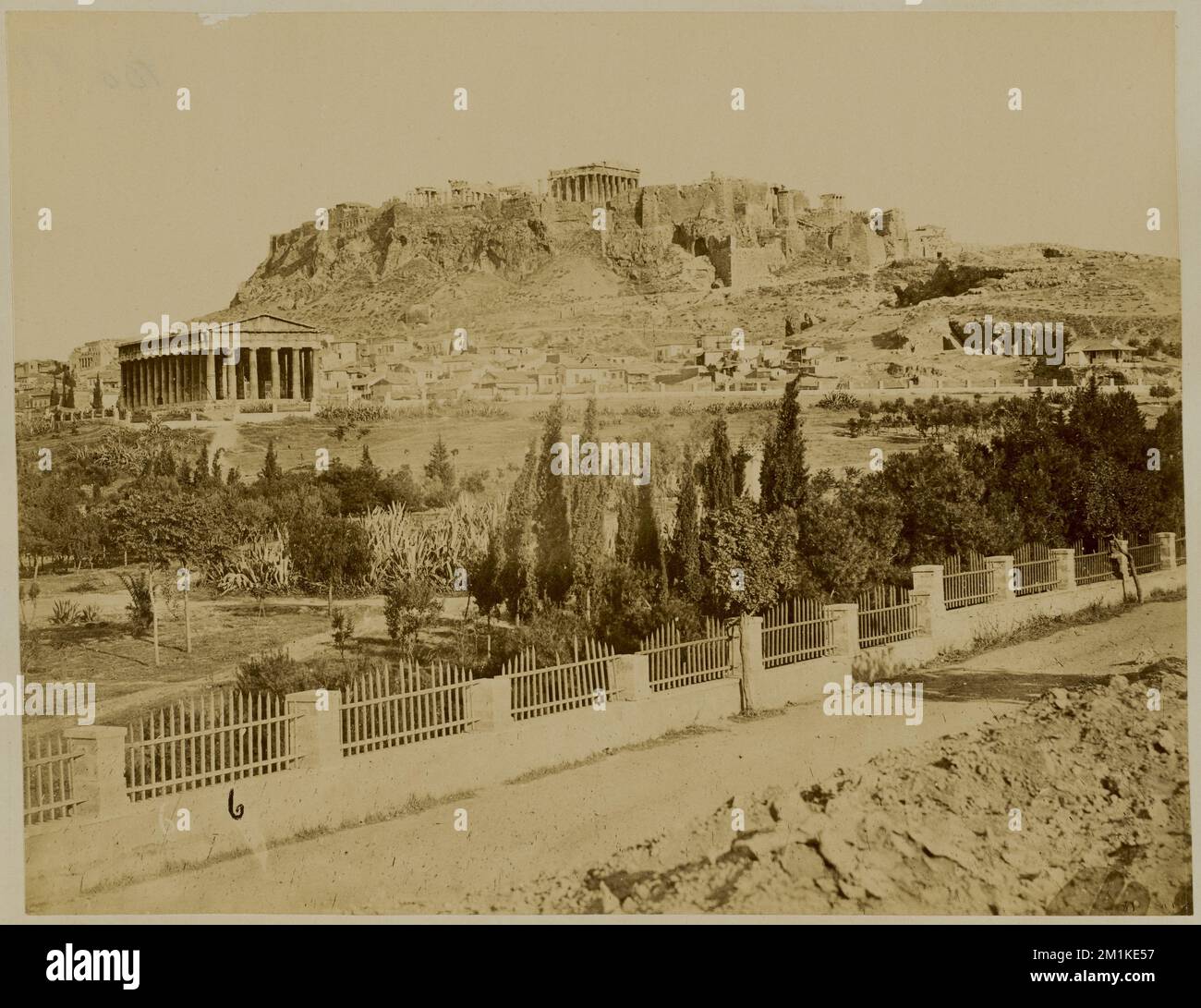 Athènes, l'Acropole, avec le temple de Theseus à gauche, temples grecs, forts et fortifications, sites archéologiques, Hephaisteion Athènes, Grèce. Collection Nicholas Catsimpolas Banque D'Images