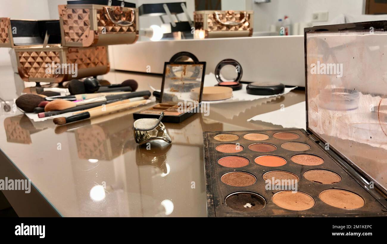 Maquillage pour femmes. Salle de maquillage désordonnée. Cosmétiques. Banque D'Images