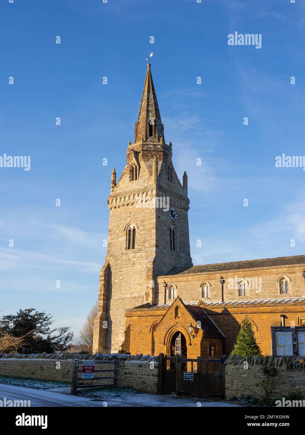 Vue extérieure de l'église de St Jean le Baptiste dans le village de Piddington, Northamptonshire, Royaume-Uni ; première date pièces du 13ème siècle. Banque D'Images