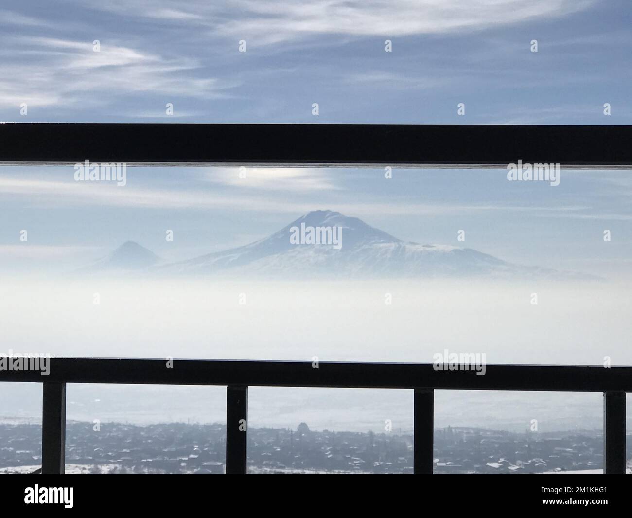 Une belle photo de la montagne d'Ararat vue à travers des ouvertures de balustrade en métal Banque D'Images