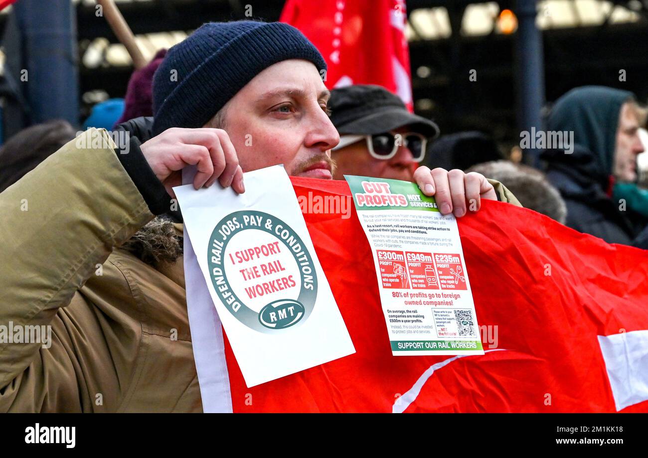 Brighton UK 13th décembre 2022 - membres du syndicat RMT et partisans devant la gare de Brighton ce matin, les dernières grèves ferroviaires ont lieu . : Crédit Simon Dack / Alamy Live News Banque D'Images