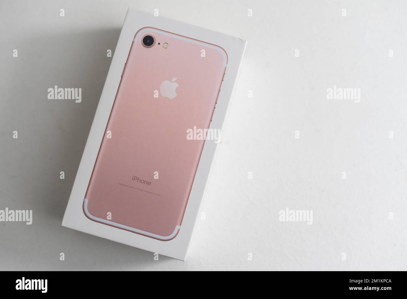 Kiev, Ukraine - 10 décembre 2022: IPhone 7 nouveau dans la boîte originale isolée sur fond blanc. Tir de boxe Banque D'Images