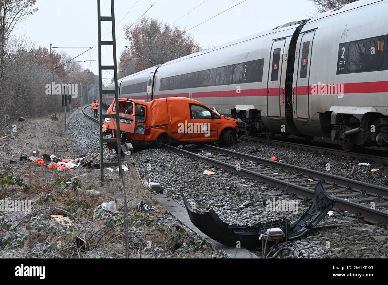 Hambourg Harburg, Allemagne. 13th décembre 2022. Un véhicule détruit peut être vu sous UNE GLACE. Un train DE GLACE s'est écrasé dans un véhicule se tenant directement sur un passage à niveau près de Hambourg. Il n'y a pas eu de blessures dans l'accident mardi matin peu avant 6 h 00, selon un porte-parole de la police fédérale. La raison pour laquelle le véhicule de construction était debout est en cours d'étude. Credit: Andre Lenthe Fotografie/dpa/Alay Live News Banque D'Images